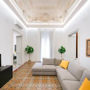palazzo-mirone-suite-apartments-centro.sicilyhotelsitaly.net/